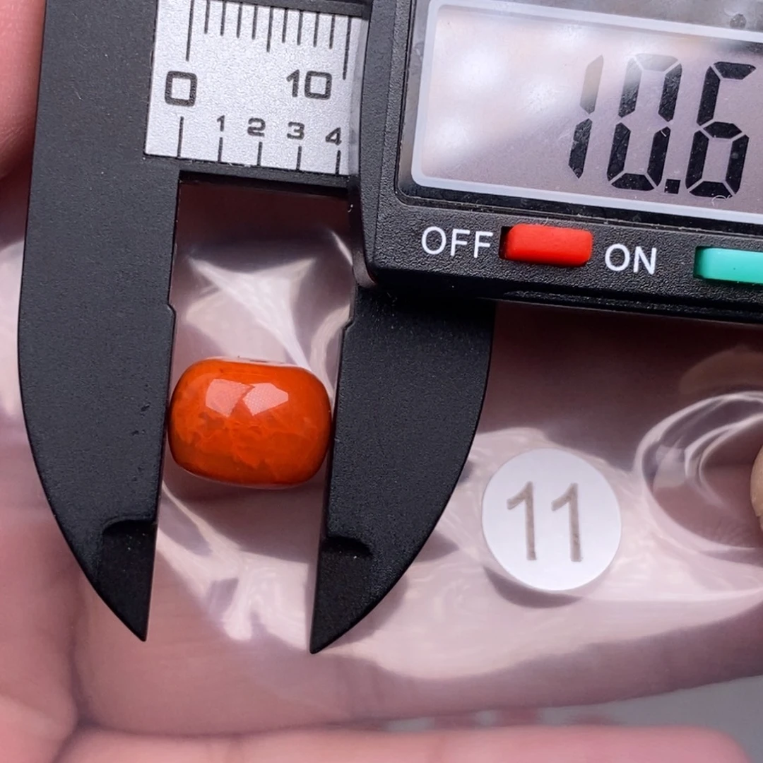 南红玛瑙未镶嵌配饰有瑕疵