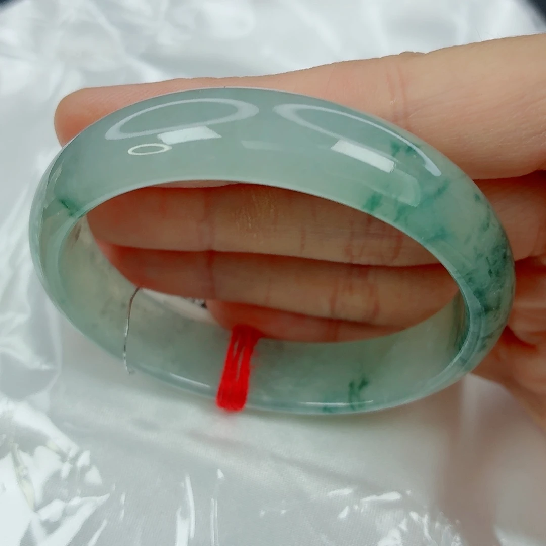 翡翠未镶嵌手镯53.8贵妃，冰透起荧光，淡底色飘绿花，强推，038