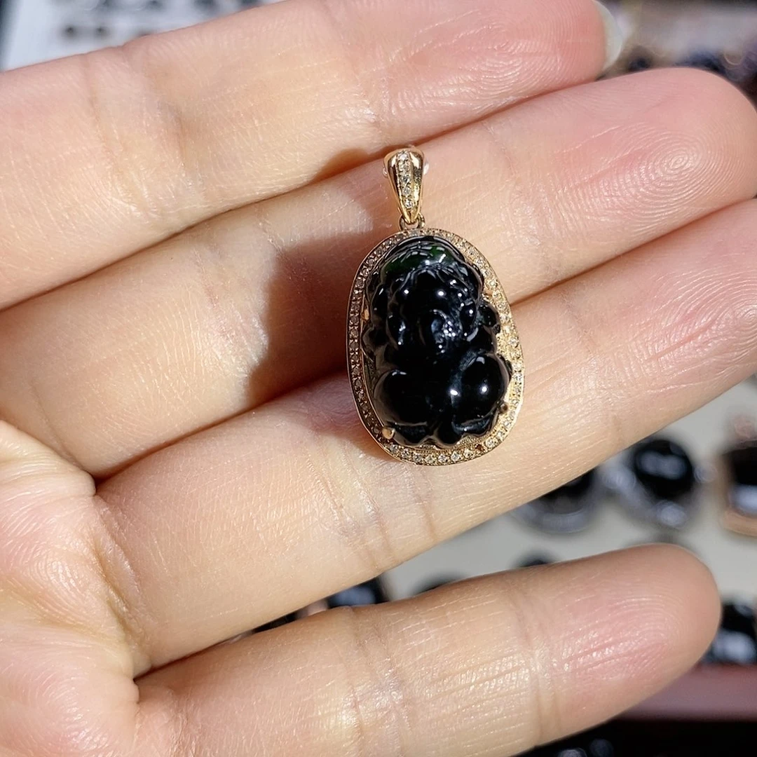 翡翠颈饰18K金镶嵌墨翠貔貅