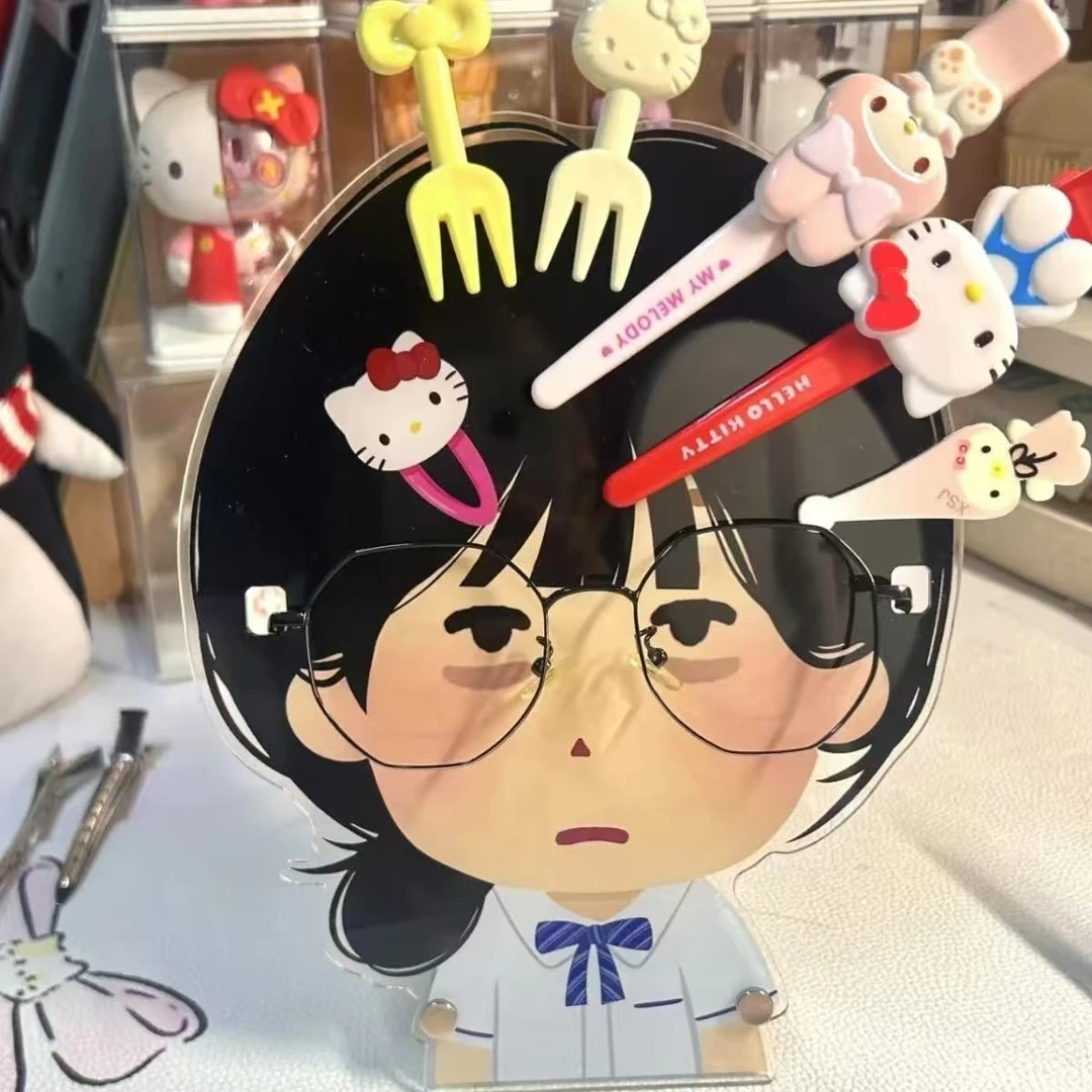 【奈奈】可爱kt小新眼镜架立牌眼镜展示架装饰卡通放桌面摆件高颜值
