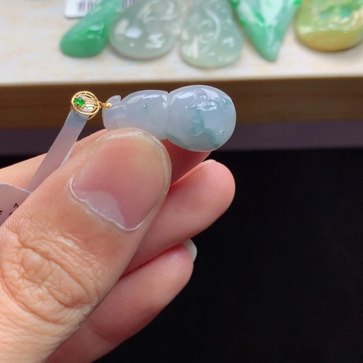 翡翠18K金镶嵌颈饰吊坠