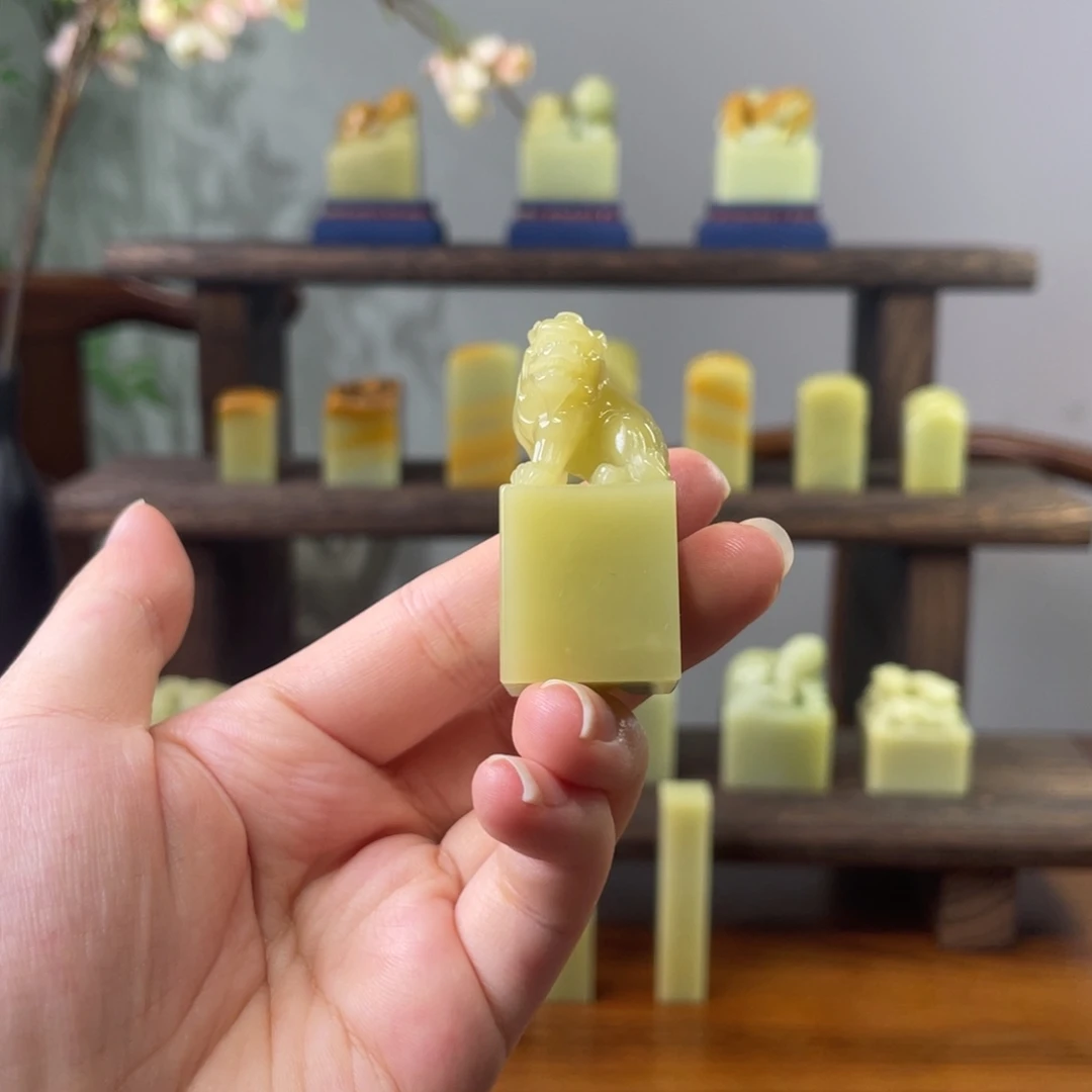 青田石灯光冻古兽钮