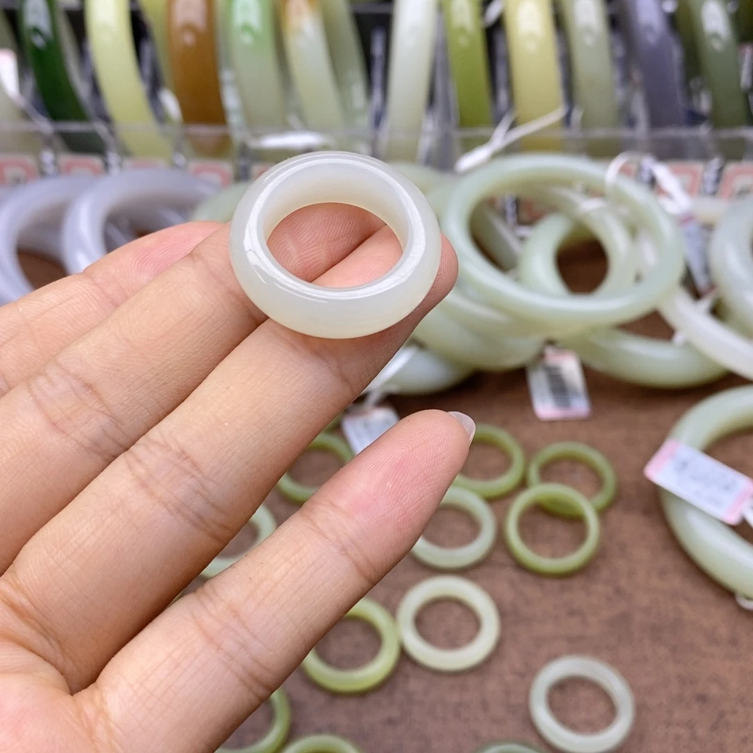 有***人和田玉戒指未镶嵌