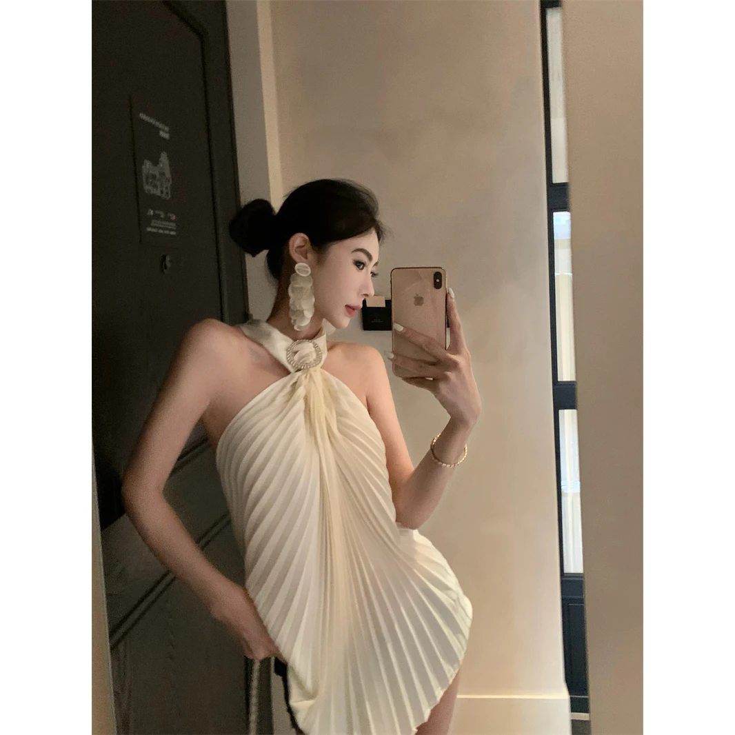 纯欲辣妹重工压褶镶钻缎面露肩挂脖背心女时尚百搭高级设计感上衣