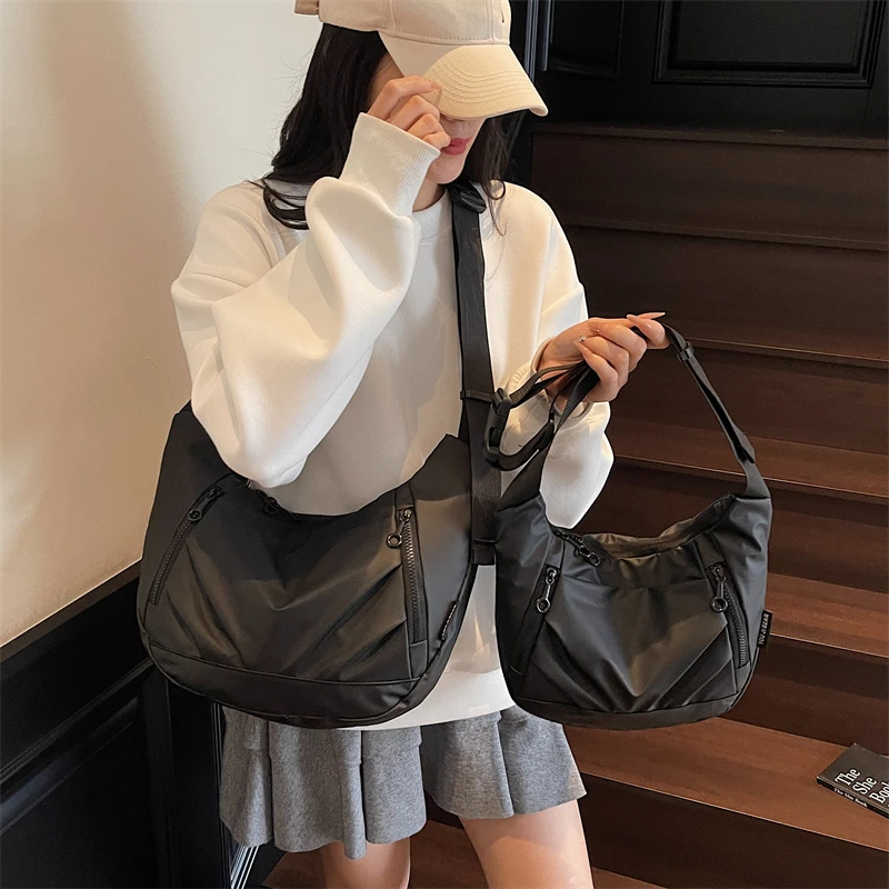 黑色防水男女2025新款时尚单肩包大容量上课通勤百搭斜挎包饺子包