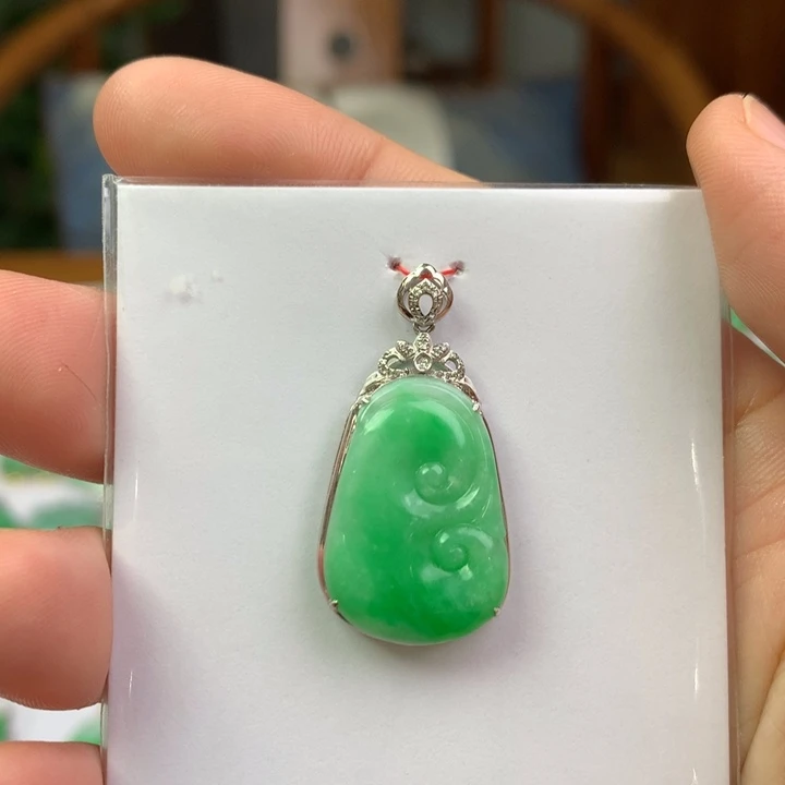 翡翠18K金镶嵌颈饰翡翠吊坠