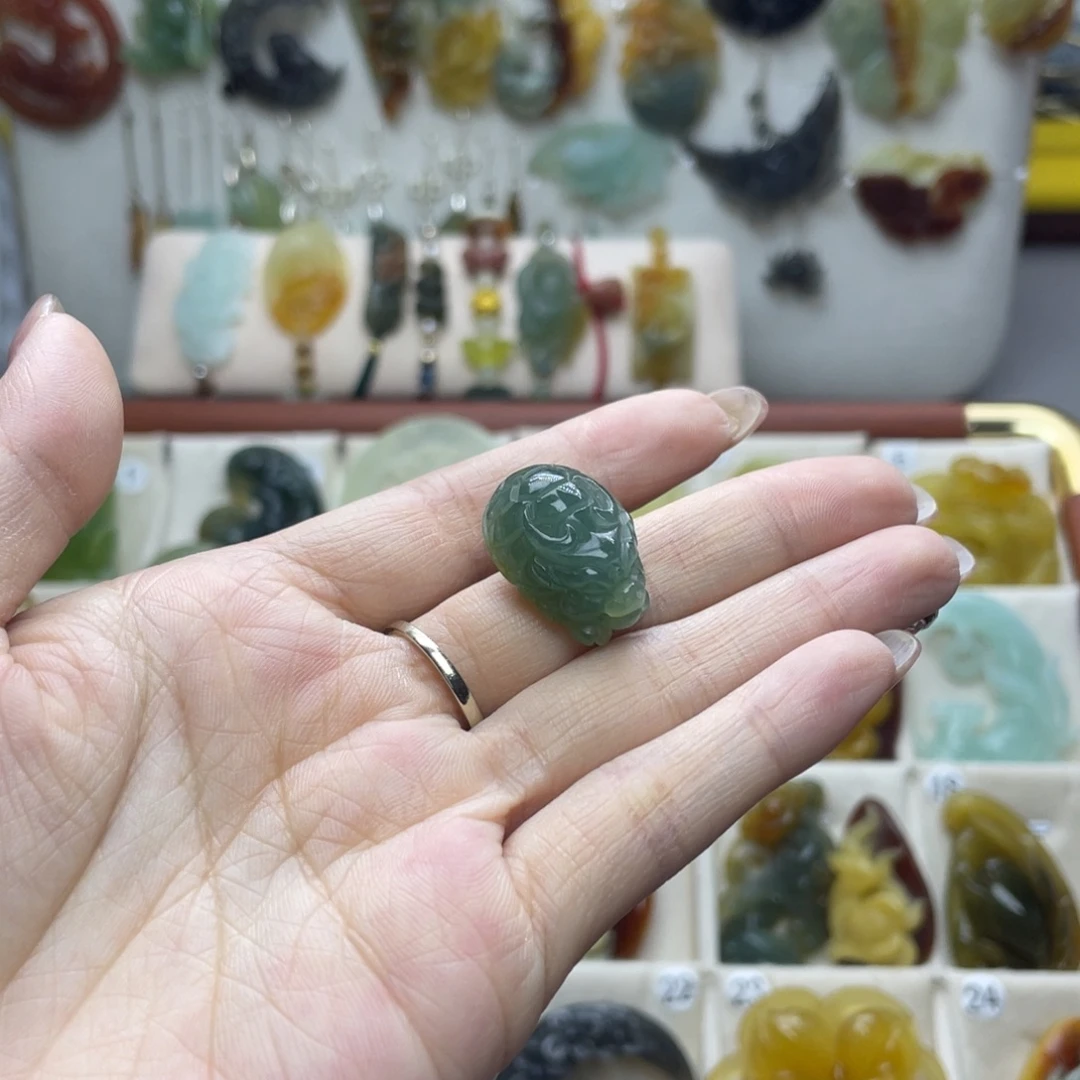 蛇纹石玉未镶嵌颈饰