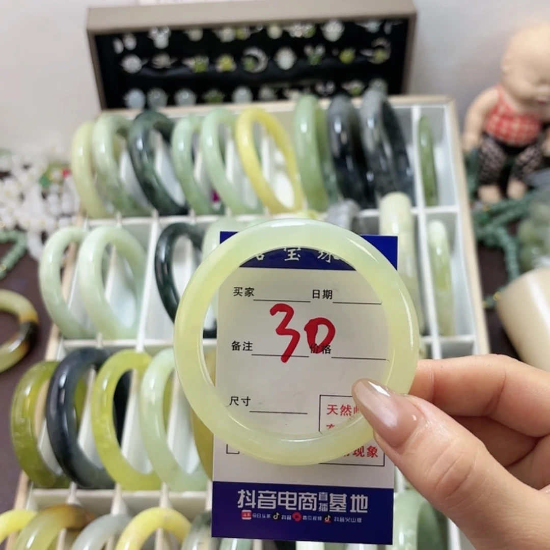 蛇纹石玉手镯未镶嵌糯***?