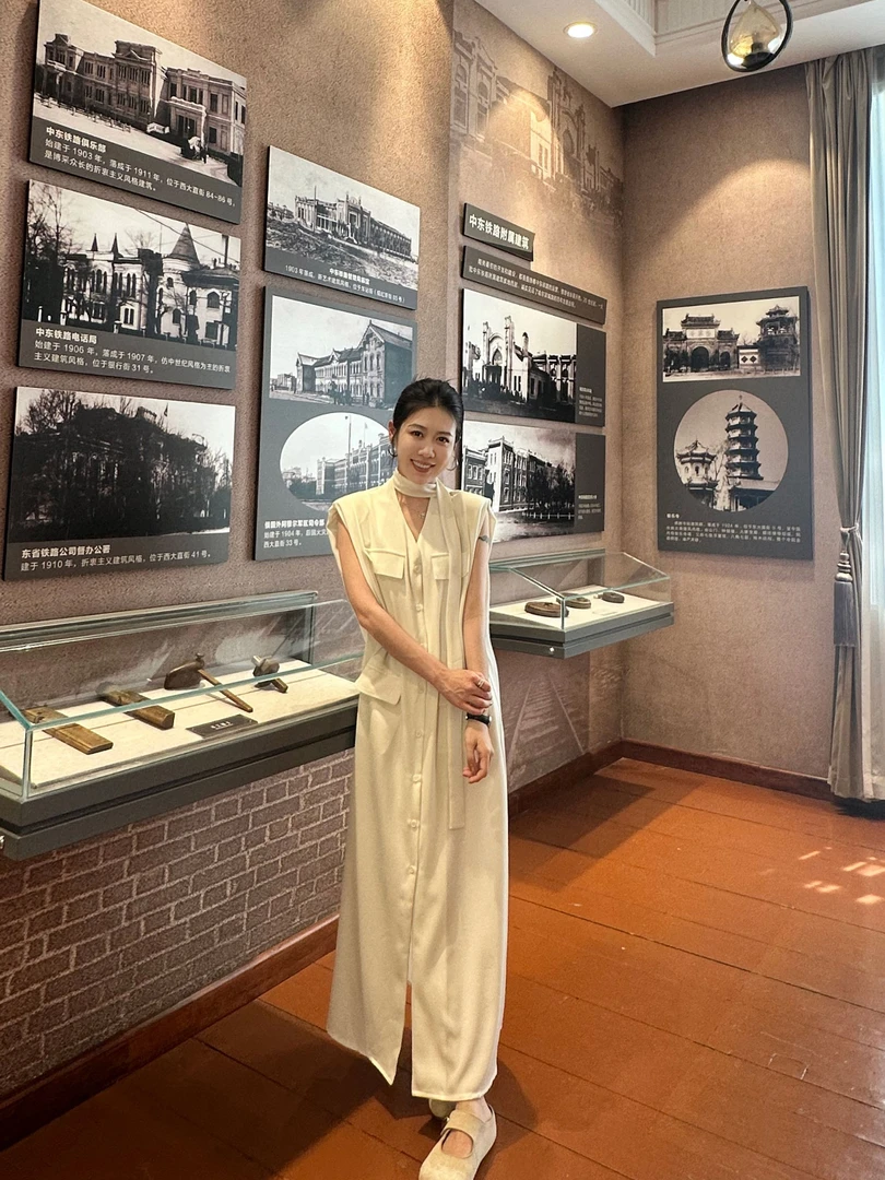 2025夏装新款双口袋v领无袖连衣裙女单排扣系带收腰长裙