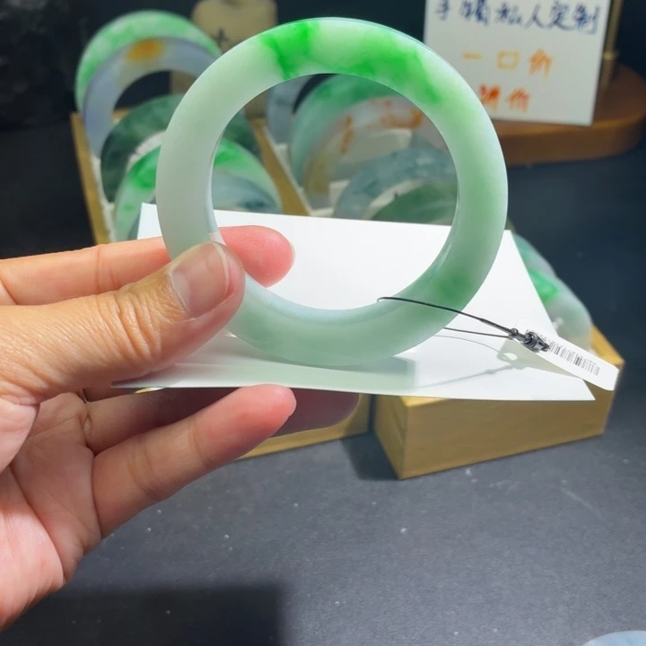 定制翡翠未镶嵌翡翠手镯
