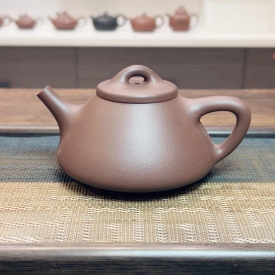 紫砂茶壶黄龙山原矿底槽清半手工（200 cc）
