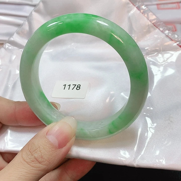 翡翠手镯未镶嵌漫*。天然翡翠手镯55.4