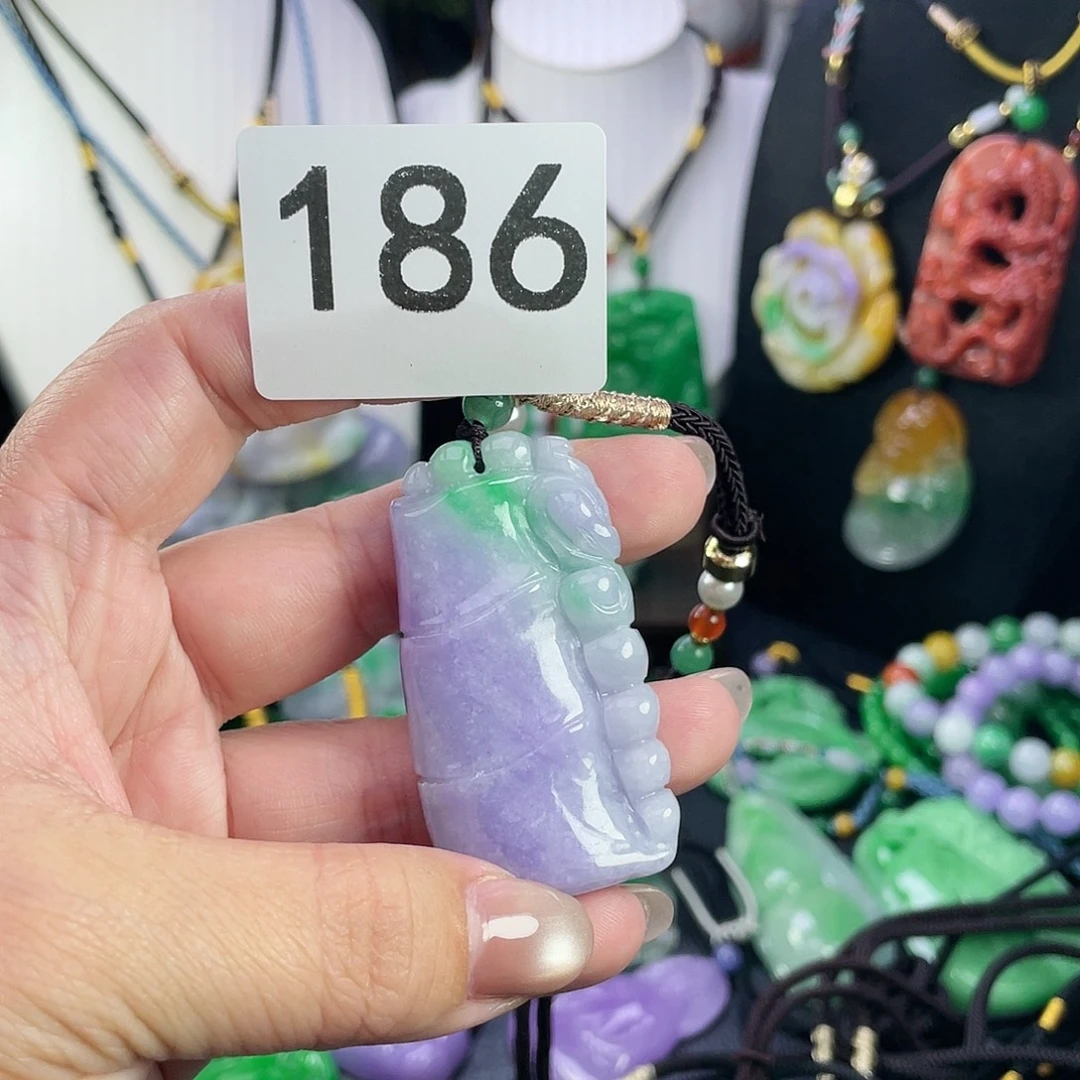 翡翠未镶嵌吊坠(赠链)