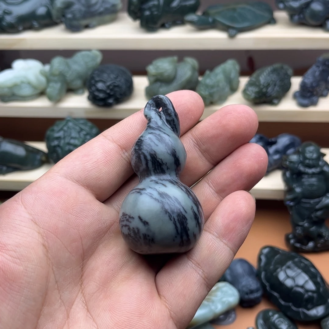 遥***。和田玉未镶嵌挂件