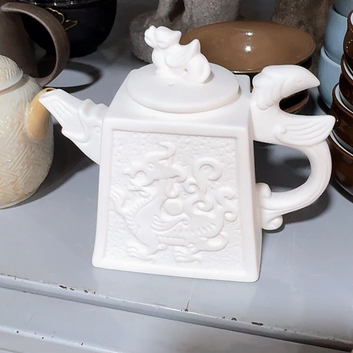 主人杯一个，瓷。。。品茗瓷