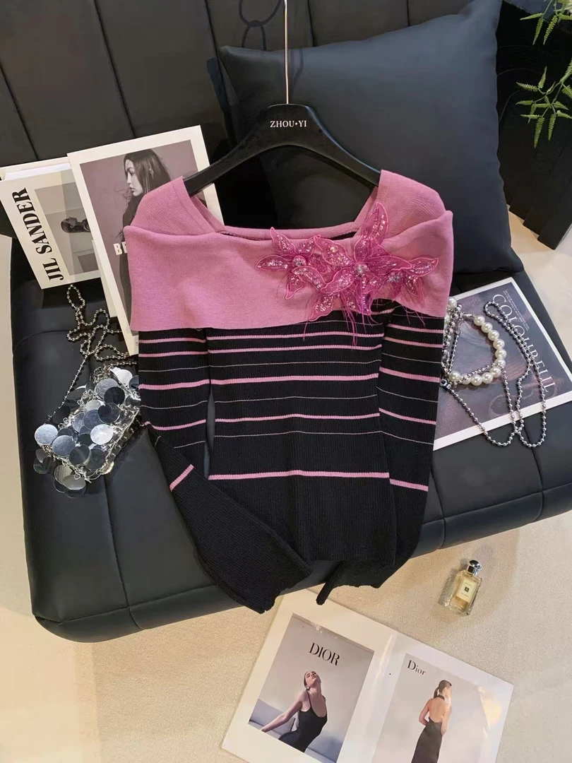 ZHOUYI/周一 2025秋季粉黑条纹撞色吸睛蝴蝶装饰灵动闪耀针织上衣