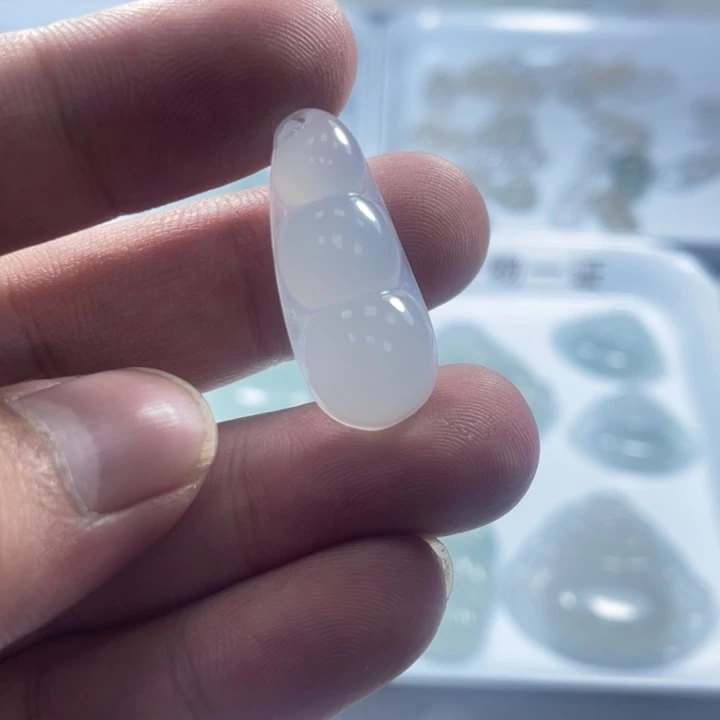 翡翠未镶嵌颈饰豆子