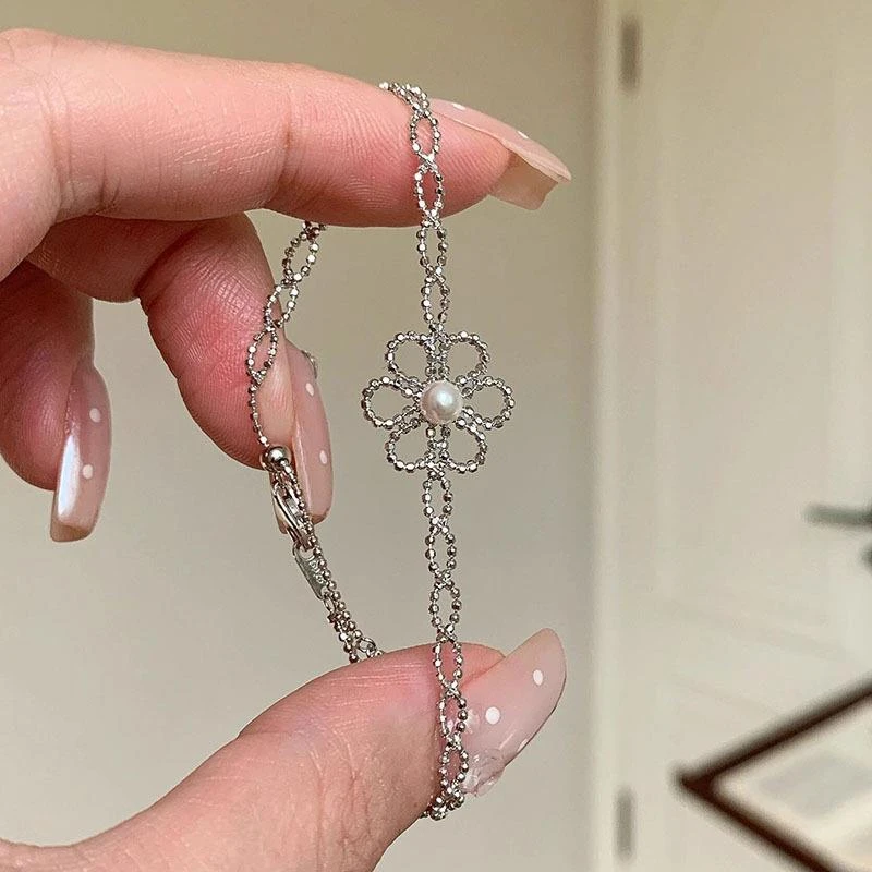 铜合金仿珍珠手链 法式镂空花朵设计感手链简约轻奢百搭气质甜美