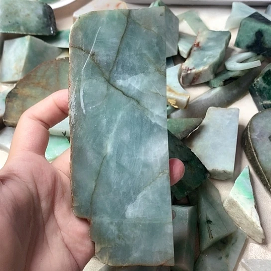 翡翠挂件未镶嵌?**?翡翠原石