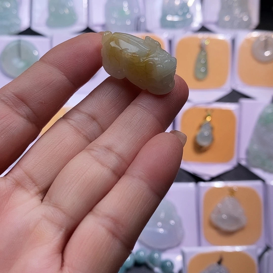 翡翠未镶嵌颈饰貔貅