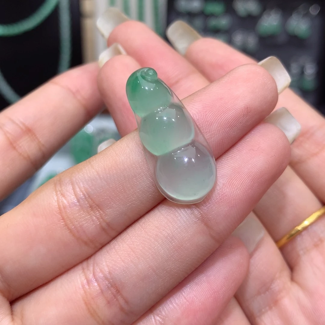 颈饰未镶嵌石英质玉（非洲翠）