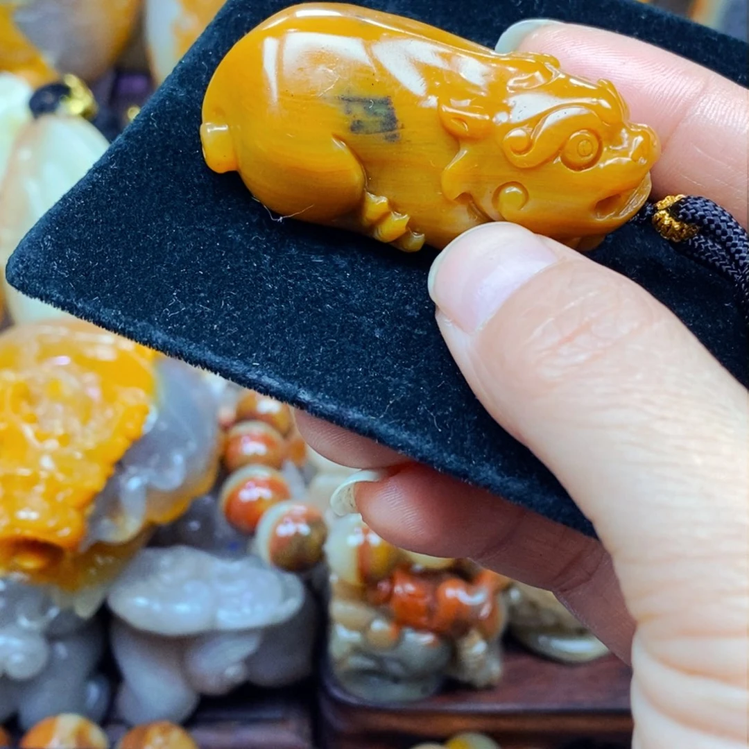 未镶嵌石英质玉（黄龙玉）颈饰