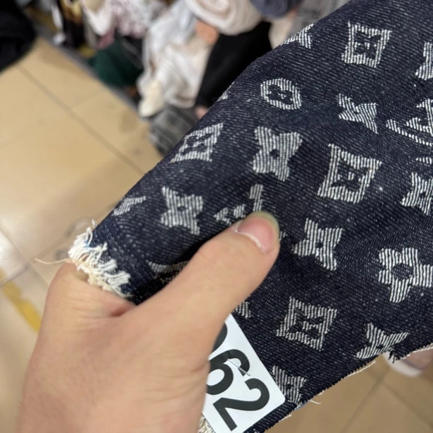 62 纯棉品牌L什么V提花牛仔面料2米价 七彩刺绣 宽1.8左右