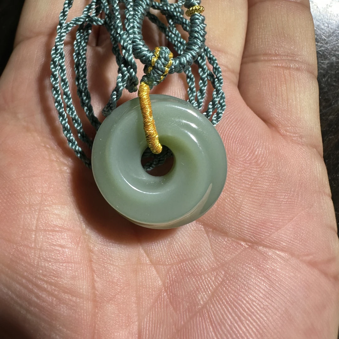 正宗俄料和田玉夹层料粉青过灯无结构莫斯乌比环吊坠，经典设计款
