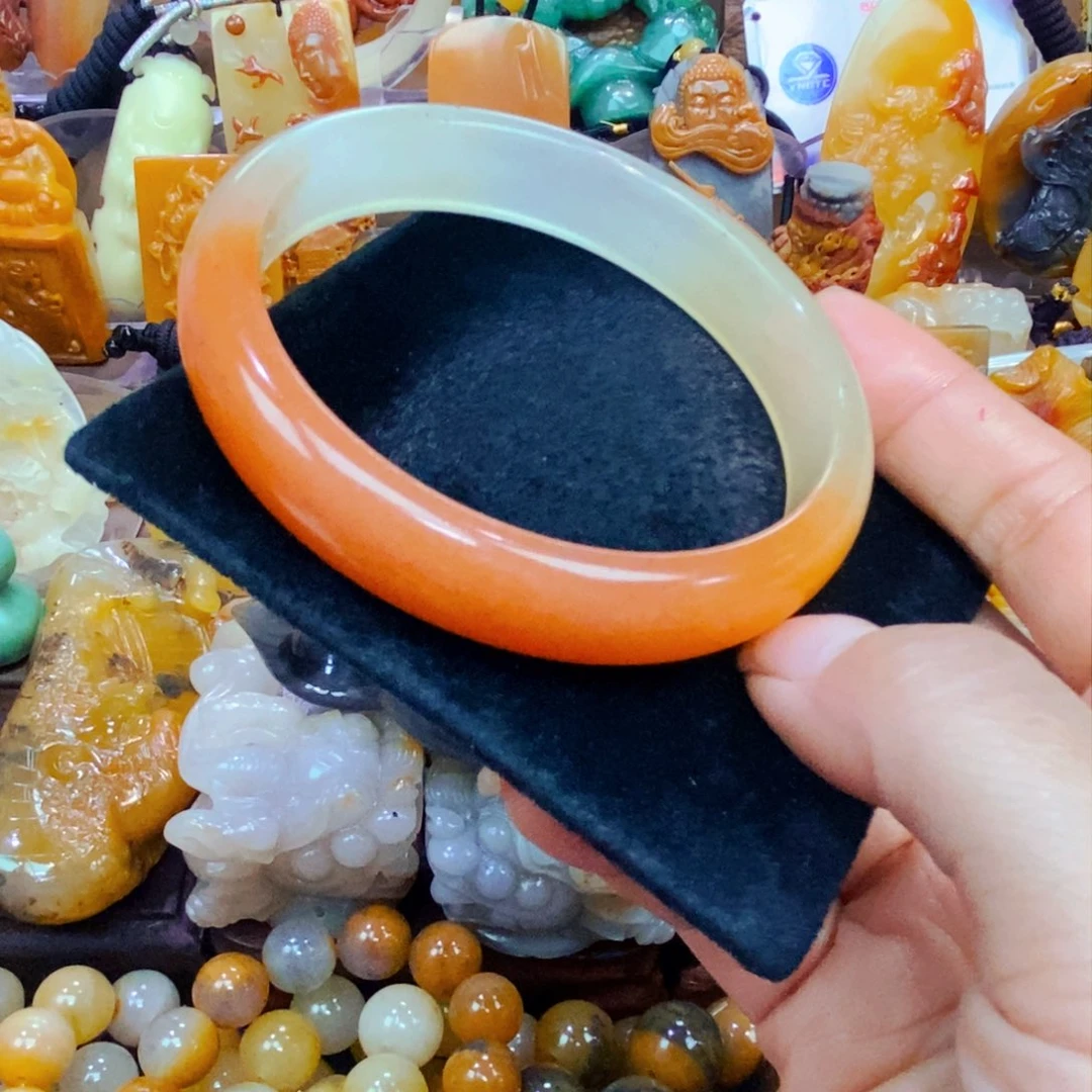 未镶嵌石英质玉（黄龙玉）颈饰