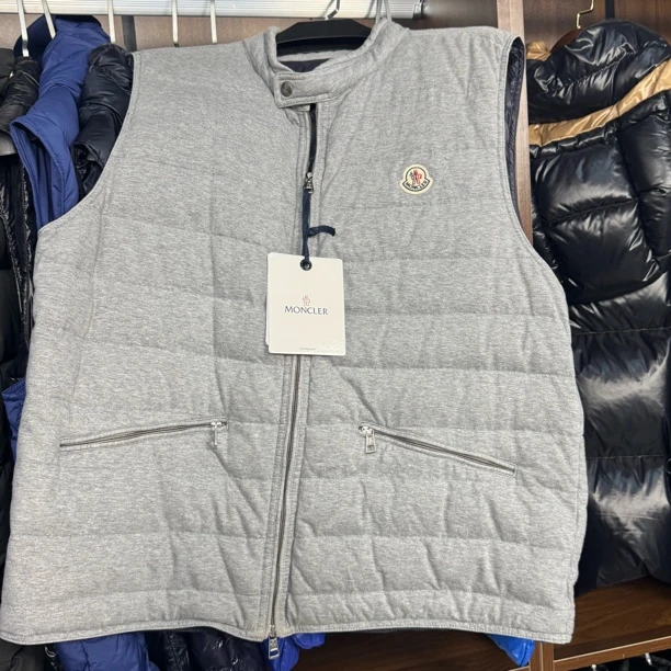 未使用 MONCLER 盟可睐灰色薄款马甲/6码/257185