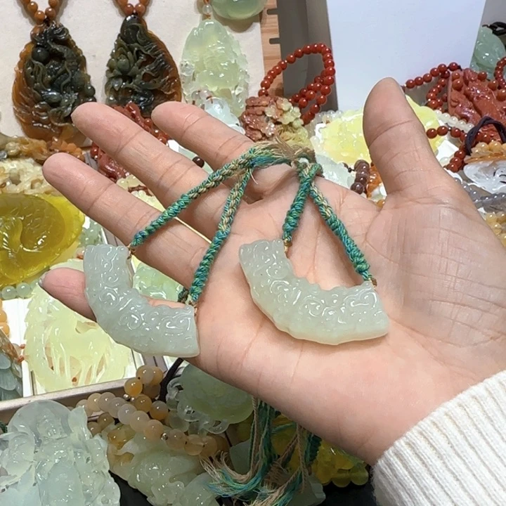 未镶嵌蛇纹石玉吊坠七**妖