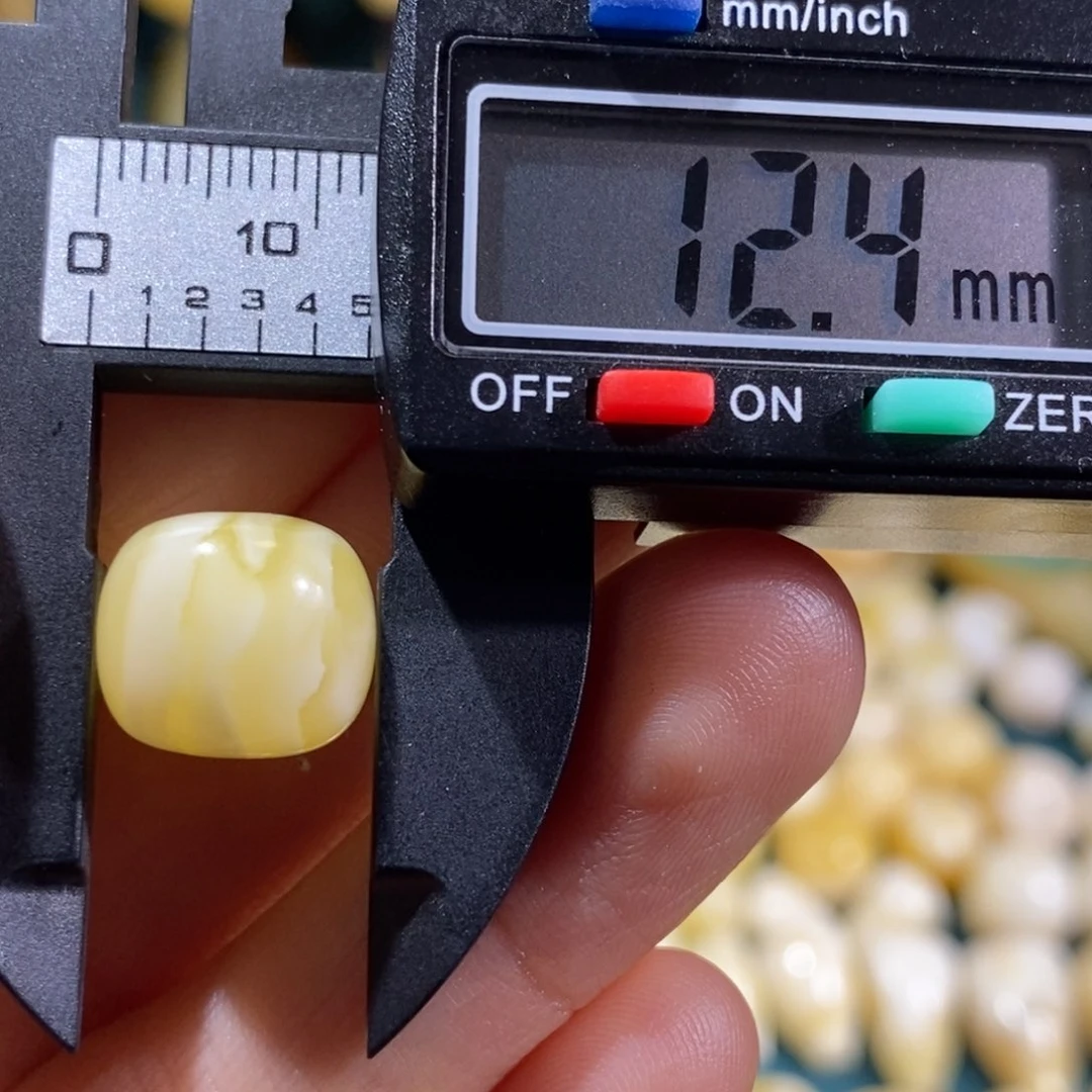 蜜蜡裸石未镶嵌配饰