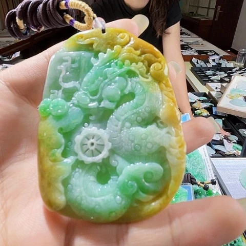 翡翠未镶嵌项圈一个