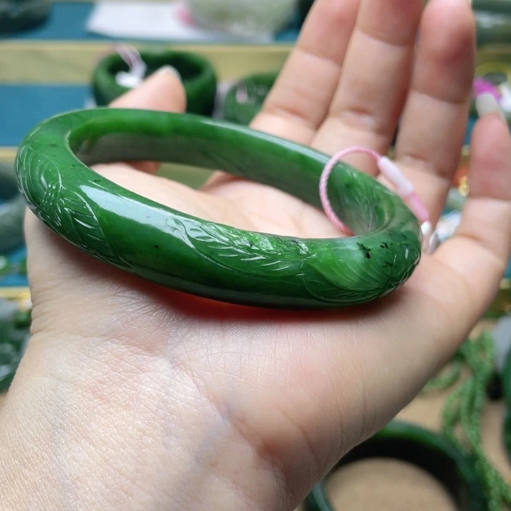 和田玉手镯64圈口。编号86未镶嵌海**空