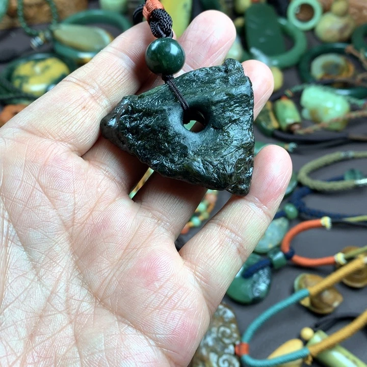 吊坠(赠链)未镶嵌岫岩河磨玉（透闪石质玉）