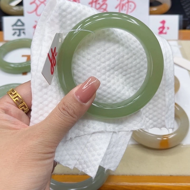 未镶嵌手镯石英质玉