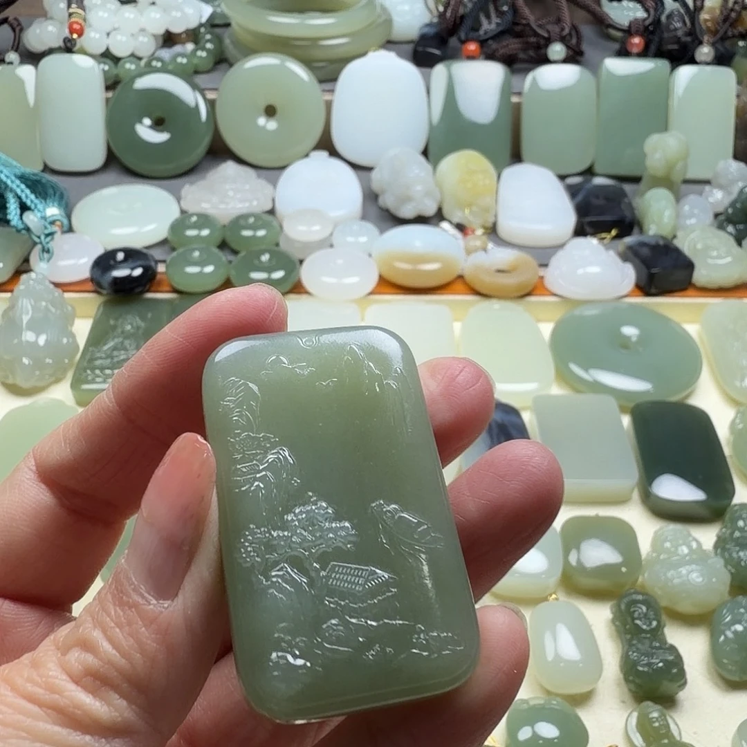 轻***光和田玉未镶嵌颈饰