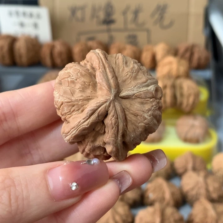 风***了文玩核桃吊坠异形单只，有瑕疵