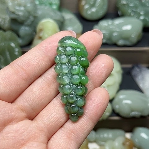 和田玉未镶嵌颈饰龍**人