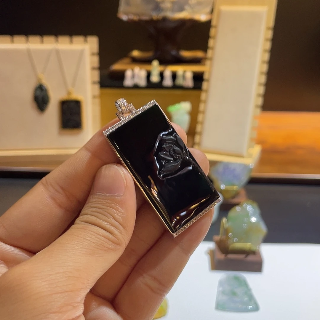 翡翠18K金镶嵌颈饰墨翠荷韵