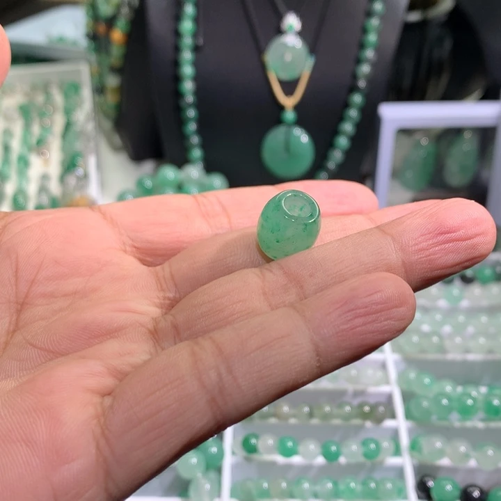 未镶嵌石英质玉车挂