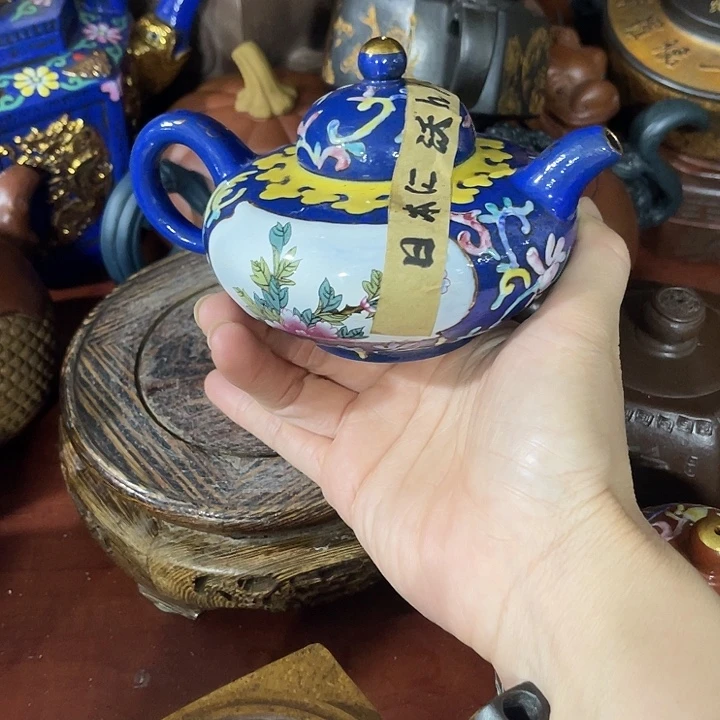 红泥茶壶原矿泥料手工制作的一把紫砂壶。