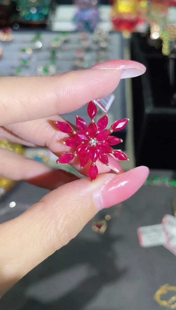 18K金镶嵌红宝石吊坠雪花款
