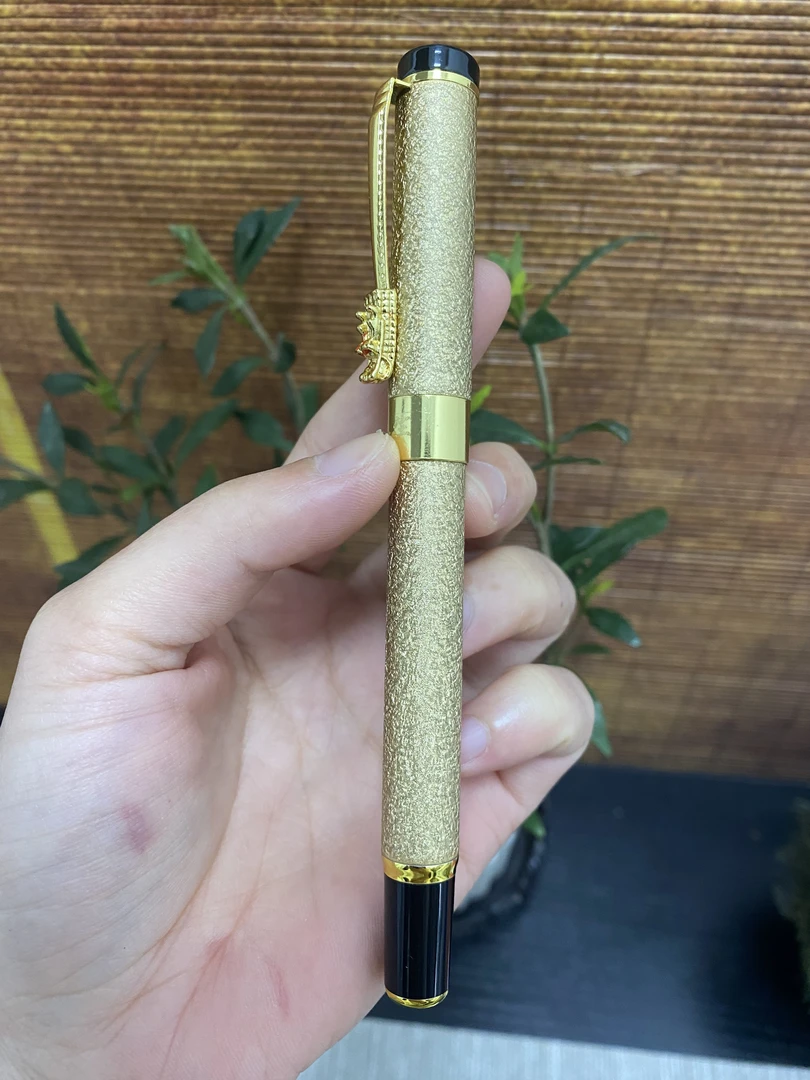 金色钢笔勾刀一把