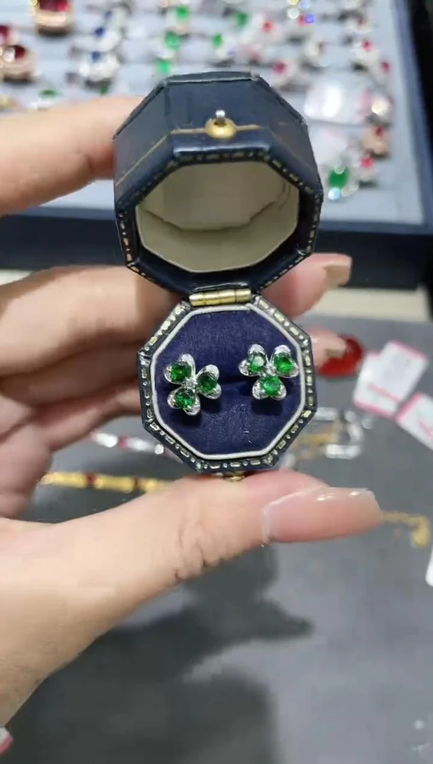 18K金镶嵌沙弗莱耳饰三叶草