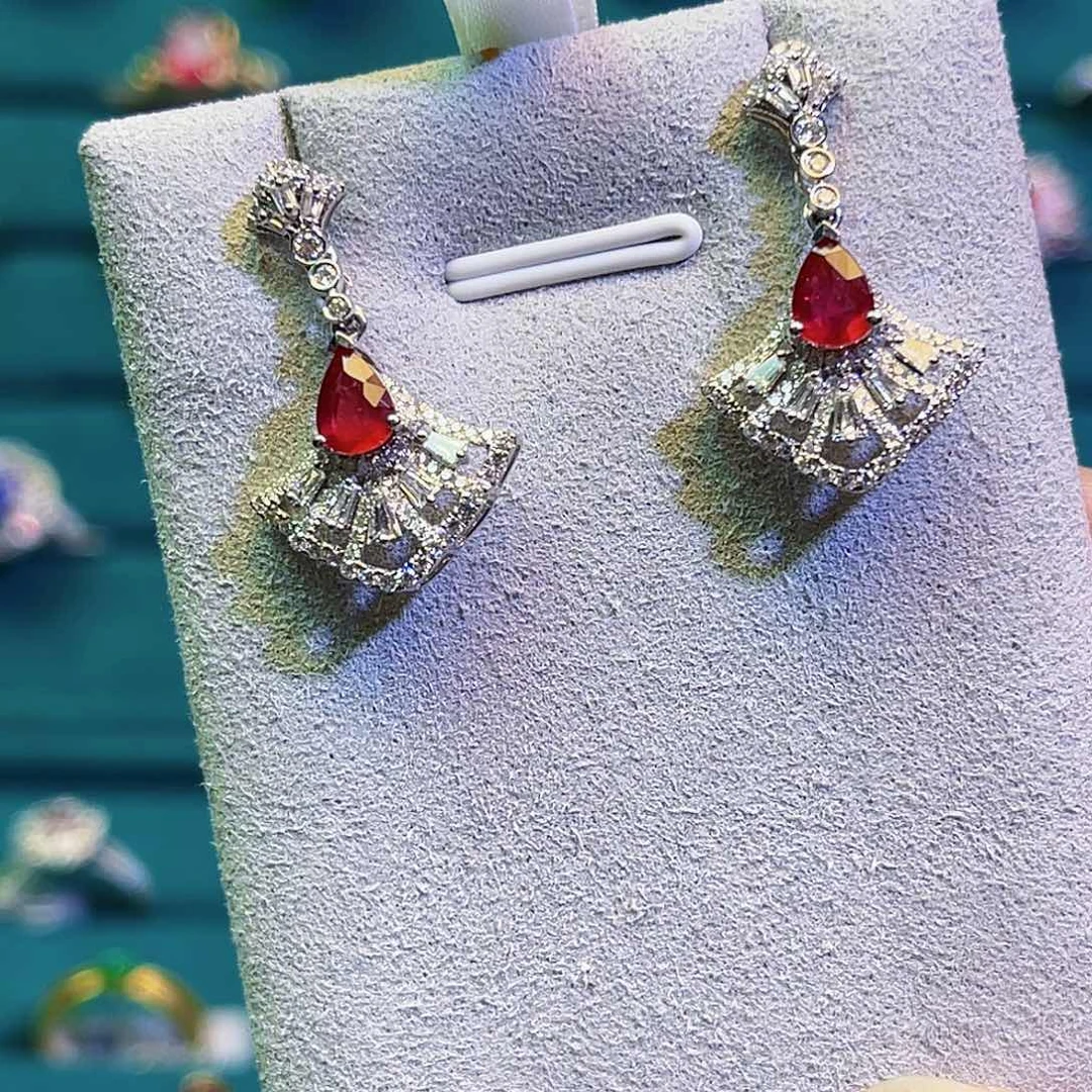 耳饰18K金镶嵌红宝石无烧鸽血红耳环，主石1.26克拉