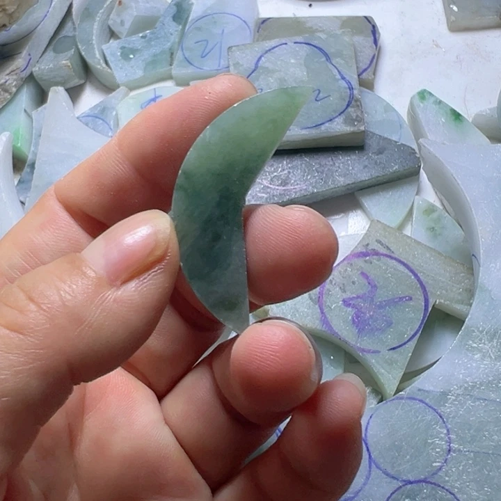 翡翠未镶嵌颈饰厦**下