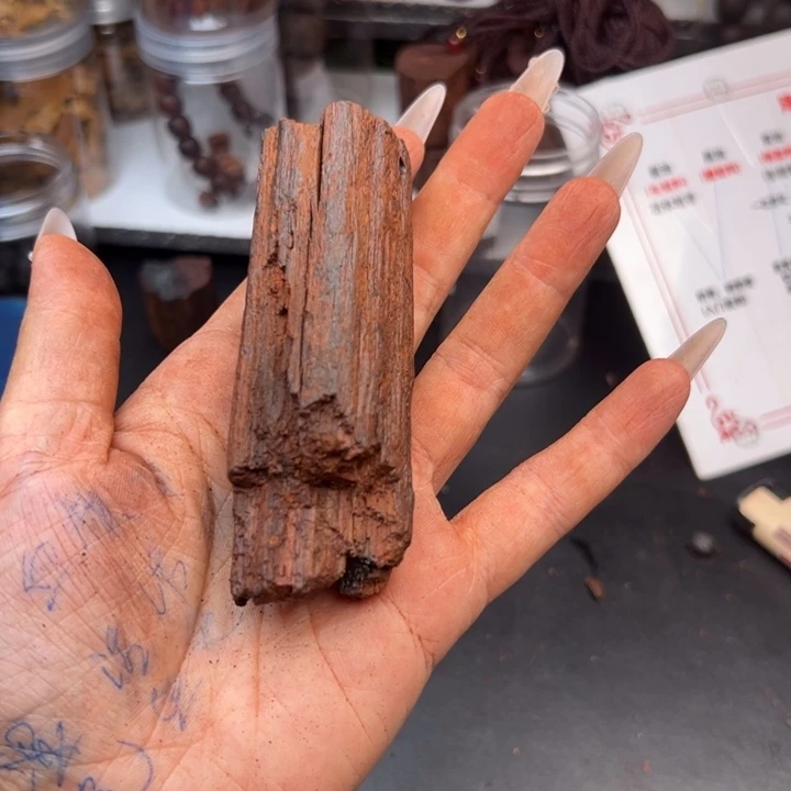 藤类用****4降真香缅甸东枝料绿油手把件原皮18.8