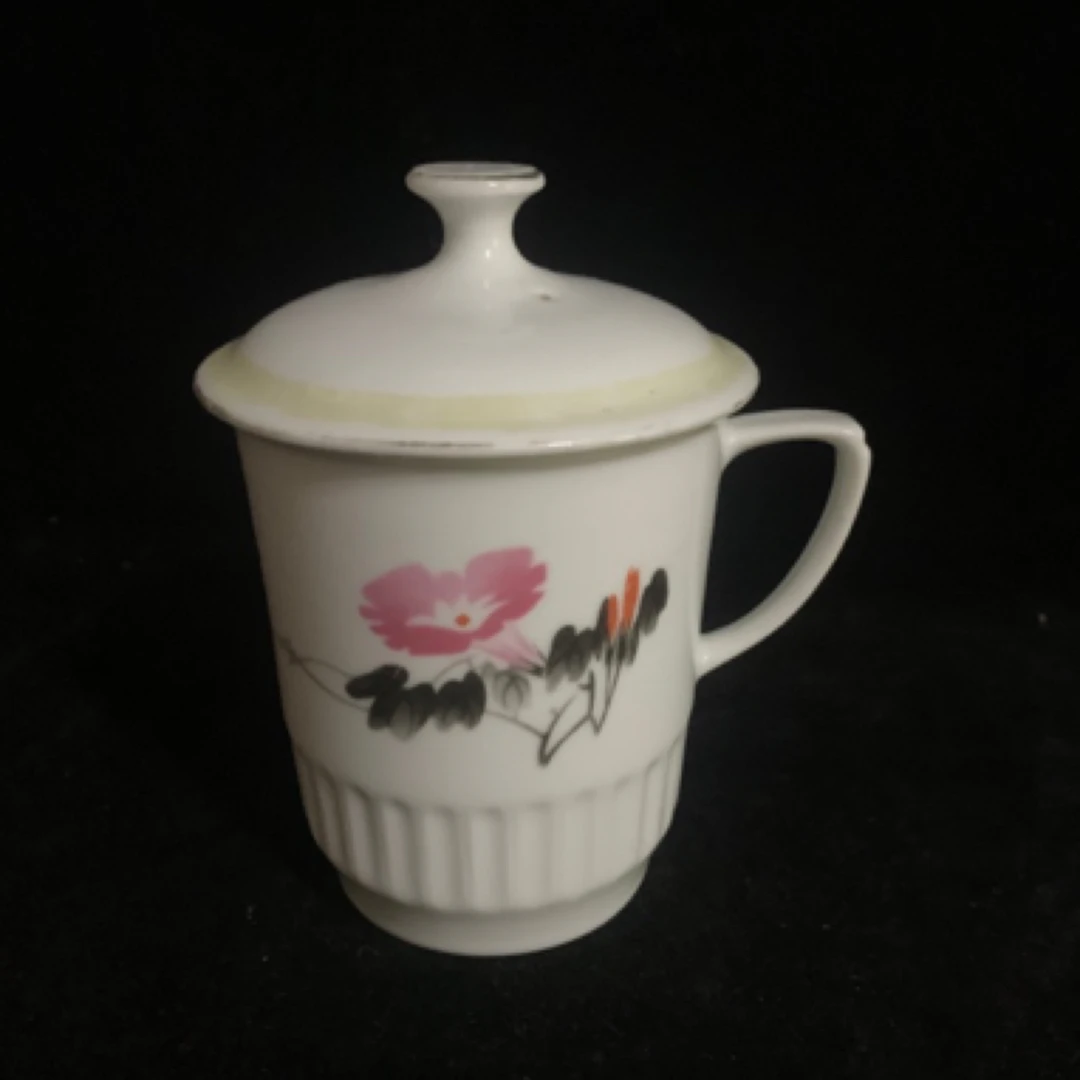 景德镇市为民瓷厂生产的茶杯，盖子有瑕疵