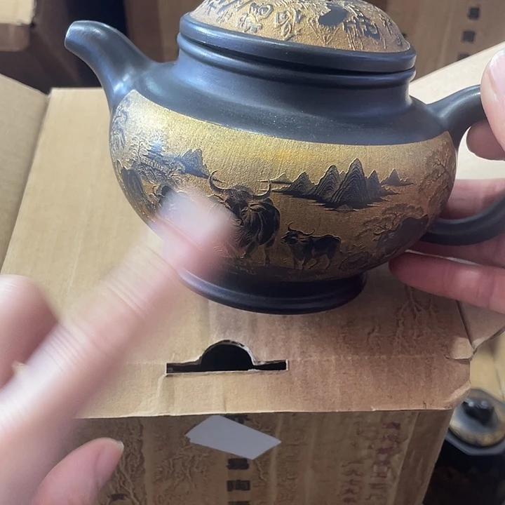 茶壶紫砂原矿原料手工制作的一把紫砂壶。